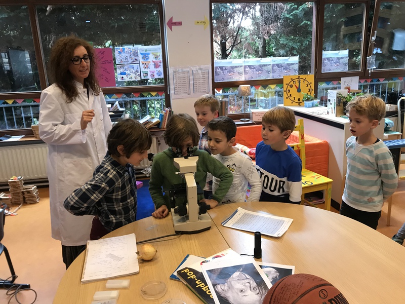 Facility of Multimodal Imaging - AMMI Maastricht spoke with students from an elementary school in Maastricht on the topic, ”Do you want to become a researcher?”