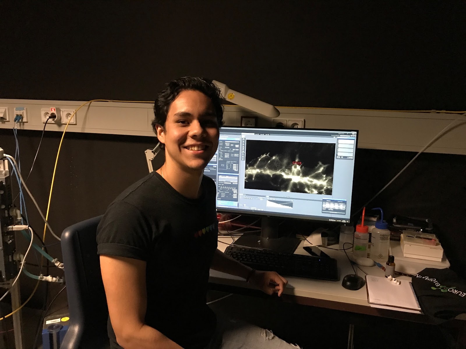 Luis Eduardo Sánchez Cisneros looks at drospholia at EMBL’s Advanced Light Microscopy Facility, part of Euro-BioImaging’s EMBL Node.