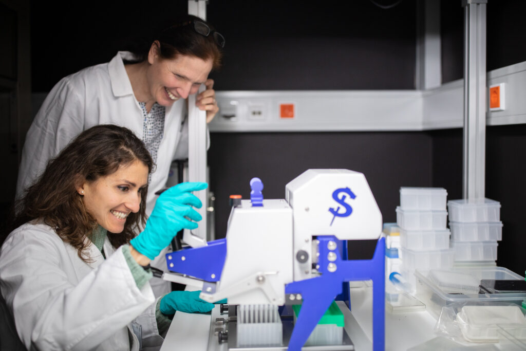 Setting up the second phase of screening at Euro-BioImaging’s EMBL Node. Photo copyright: EMBL/Kinga Lubowiecka