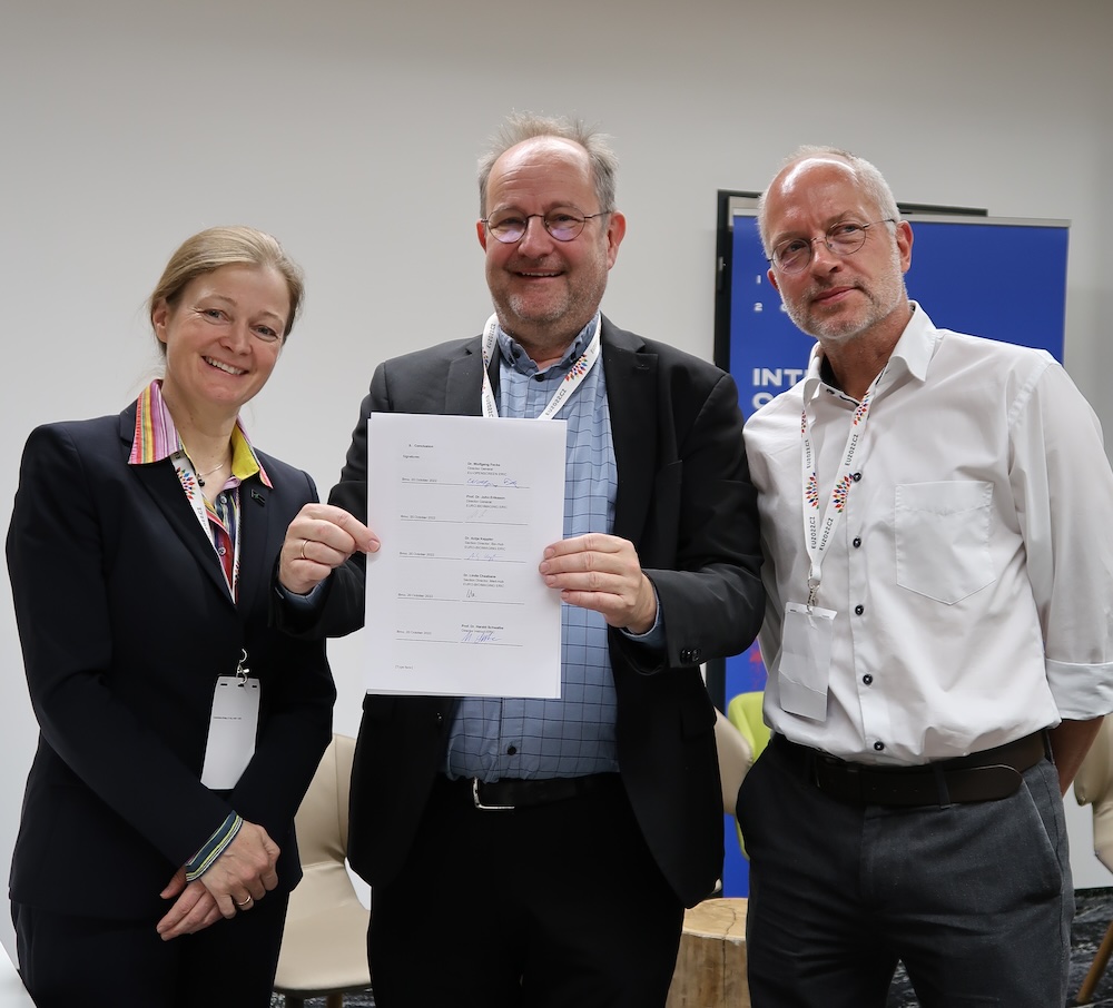 The signed trilateral Memorandum of Understanding between Instruct-ERIC, EU-OPENSCREEN ERIC and Euro-BioImaging ERIC shown by Antje Keppler, Harald Schwalbe and Wolfgang Fecke (from left to right).