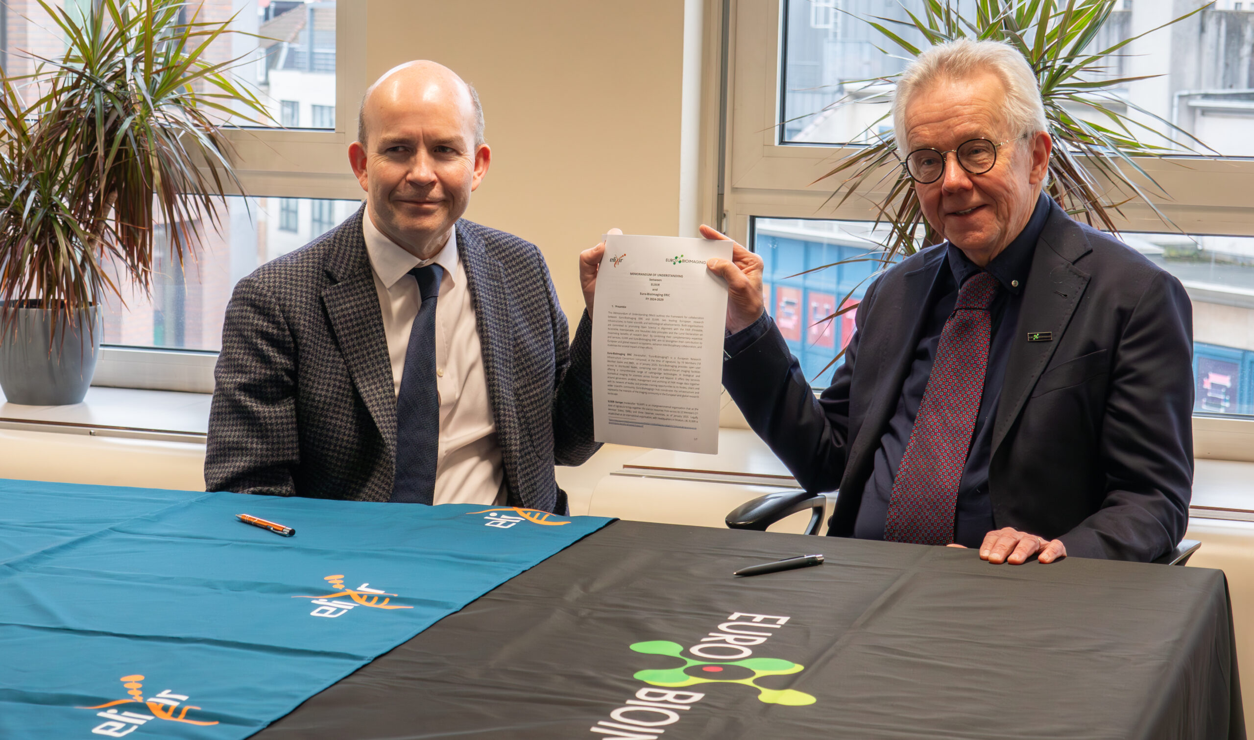 Signature of a strategic collaboration between ELIXIR, represented by Director Tim Hubbard and Euro-BioImaging, represented by Director General John Eriksson.