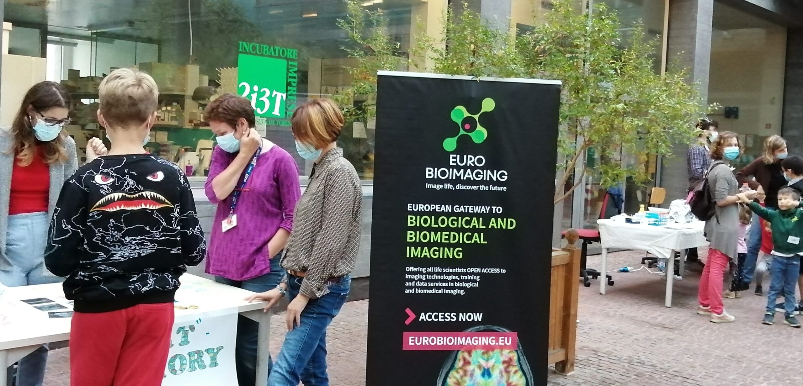 Staff of the Multi Modal Molecular Imaging (MMMI) Italian Node were at the Molecular Biotechnology Center in Torino, Italy, to show “How the invisible can be made visible.” Research results were presented in a simple, eye-catching way, with fun activities on the principles of imaging.