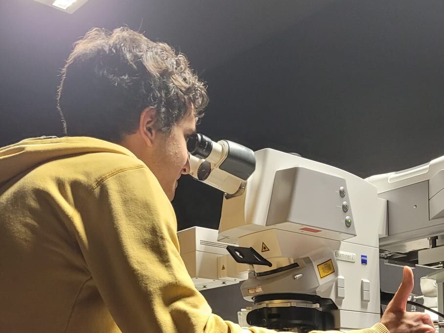 High school student at the confocal microscope, during a school visit to a PPBI microscopy facility.