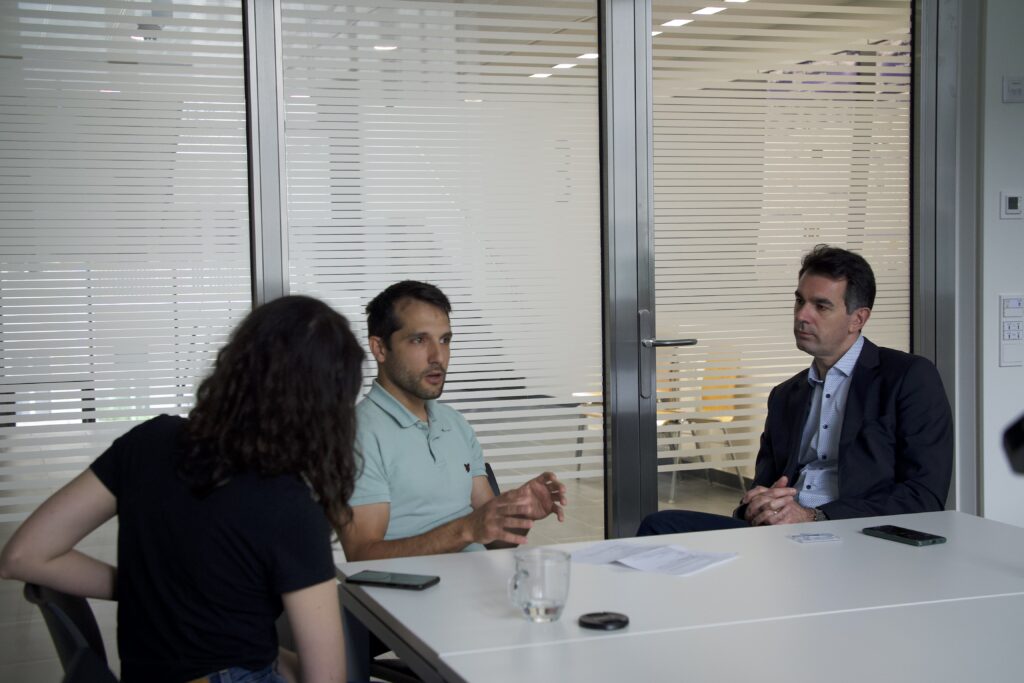 Orestis (middle) is talking to Lena (left) and Baubak Bajoghli (right)