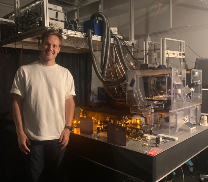 Andrew Boyce with the 3D-STED microscope at France BioImaging.