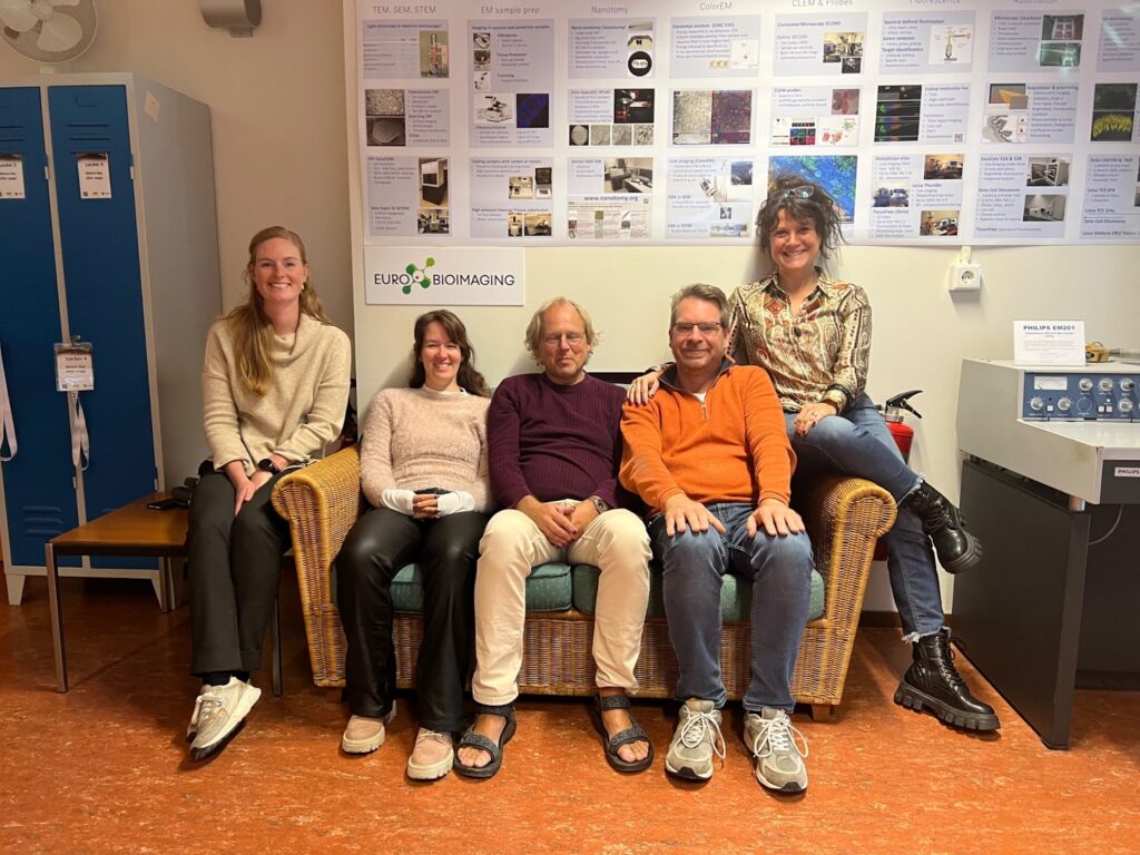 Muriel Mari with Ben Giepmans and the team at the Dutch CLEM Node. 