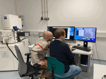 Nathan Ribot and Nedal Darif at the Electron Microscope.