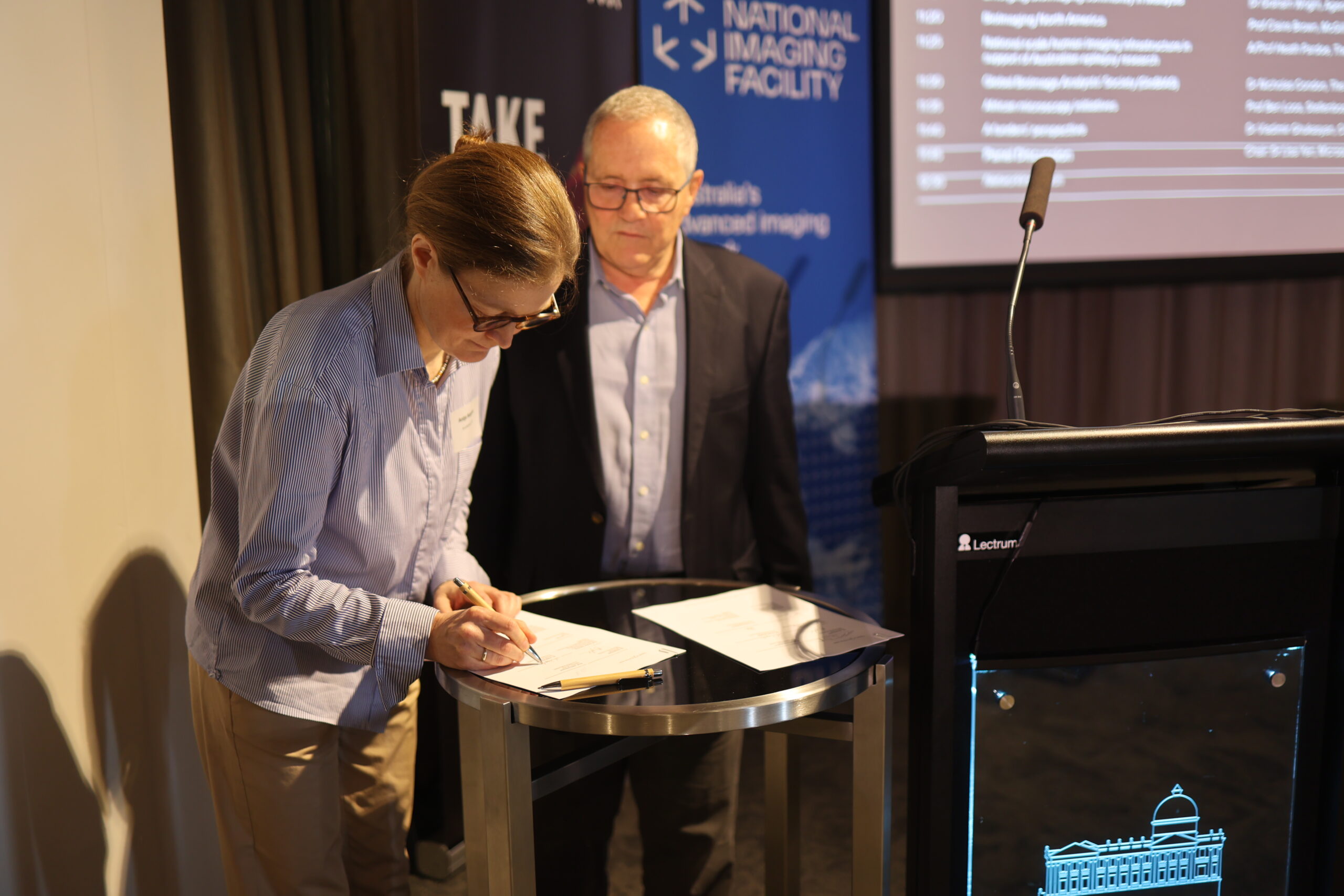 Signature of the collaboration agreement with Microscopy Australia at ICRI 2024. Antje Keppler and Greg Smith. Photo courtesy of NIF Australia.